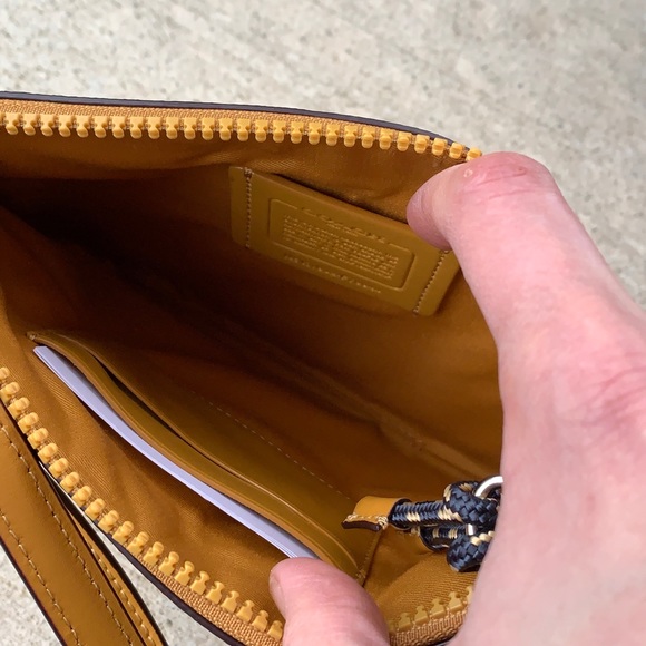 🔥SALE🔥Authentic Coach signature leather large zip pouch - Picture 4 of 6